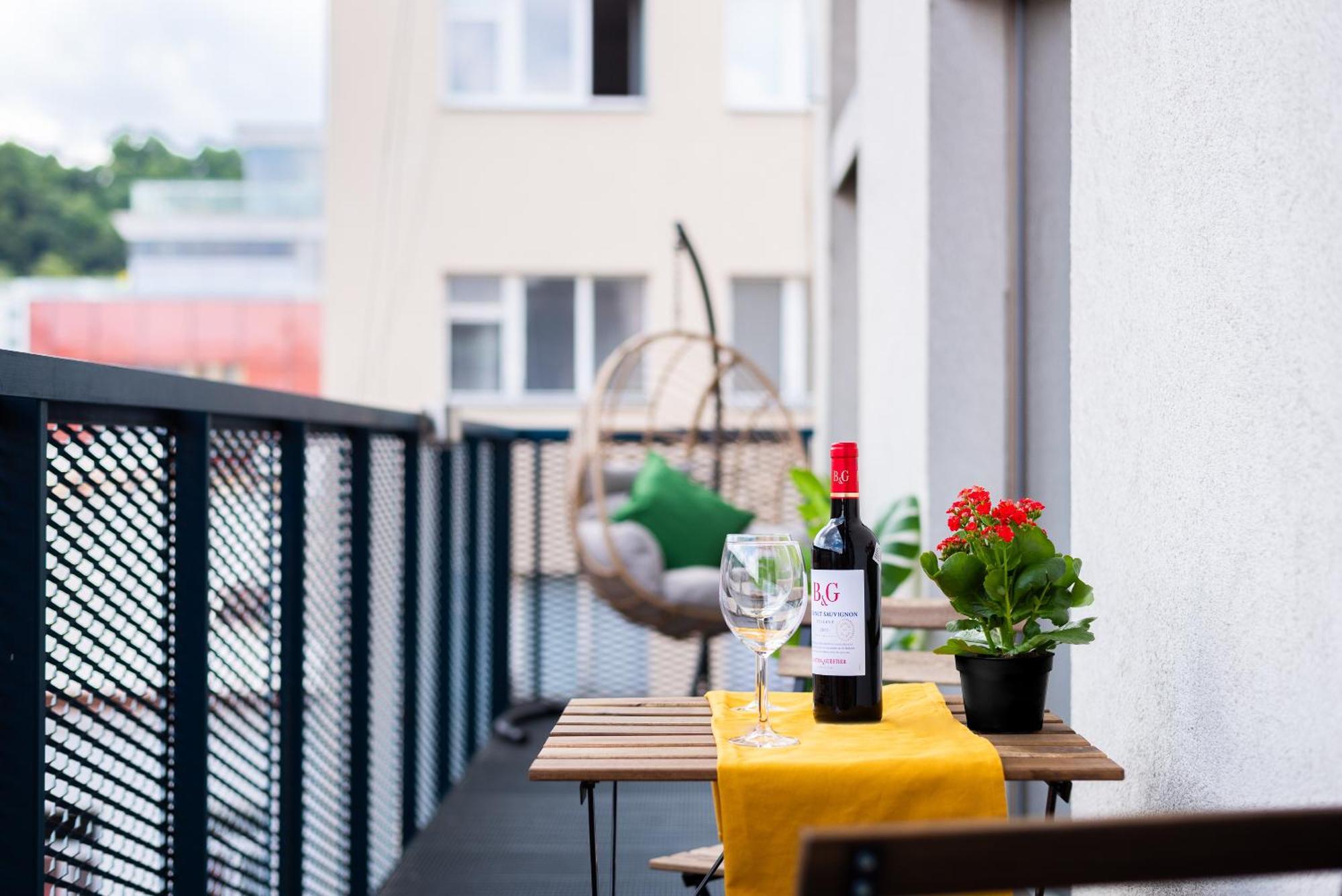 2-Level Apartments On Krizikova Near The Metro Praga Exterior foto