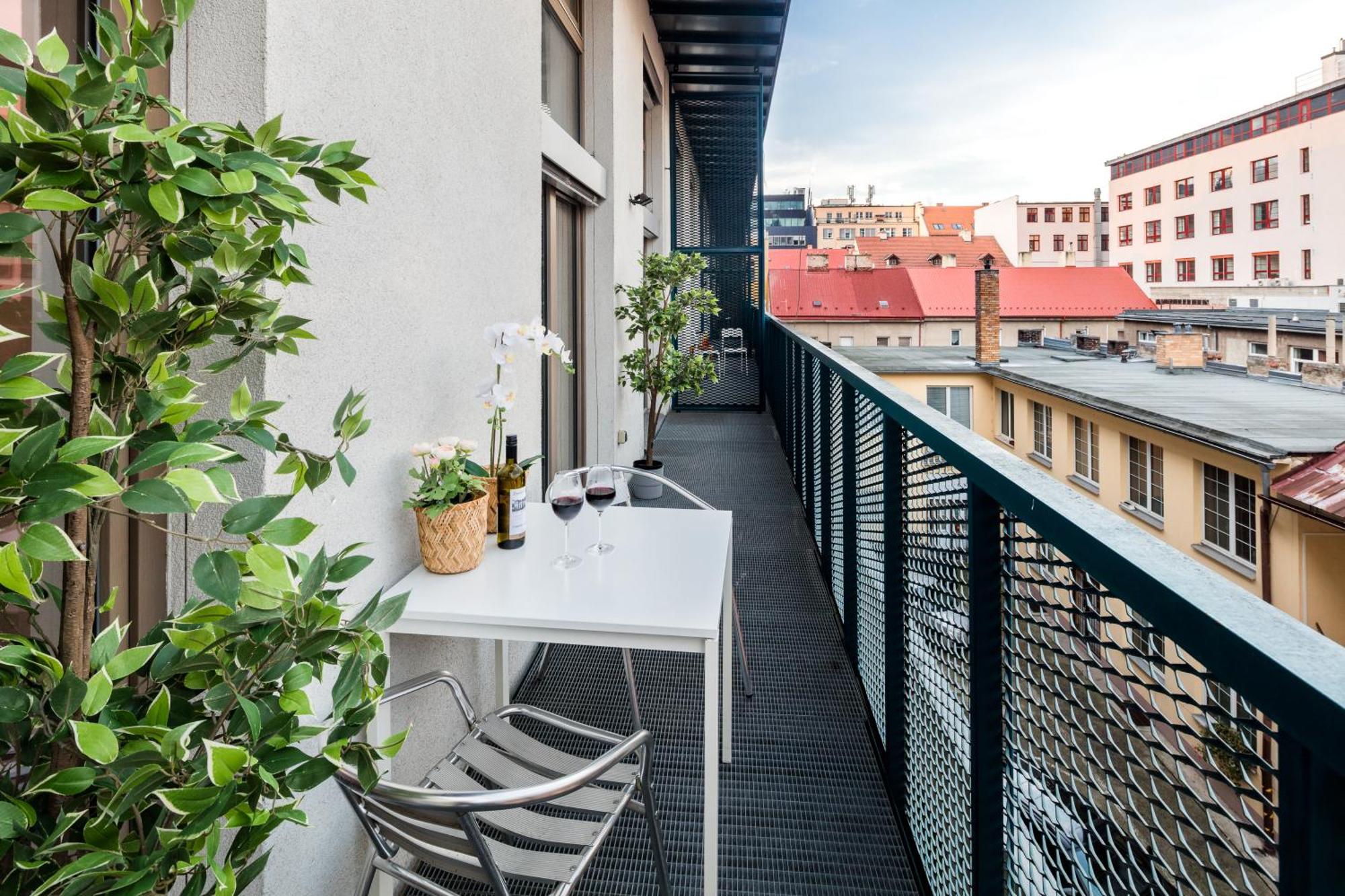 2-Level Apartments On Krizikova Near The Metro Praga Exterior foto